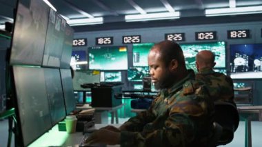 Savaş odasındaki askeri ajanlar düşman savaş düzeni hakkındaki istihbarat dosyalarına bakarlar. İstihbarat teşkilatı profesyonelleri, rakip strateji ve kamera B hakkında bilgi toplamak için görev dosyalarını okurlar.