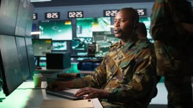 Askeri uzman savaş odasında gözetleme teknisyeni olarak çalışıyor, hedef verileri değerlendiriyor, sesli konuşmalar yapıyor. Merkez müttefik birliklerle temas halinde. Düşman kuvvetleriyle çatışmaya giriyorlar. Kamera B.