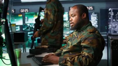 Askeri ajan hava keşif verilerini analiz etmek için kontrol odasında fazla mesai yapıyor, yorgun hissediyor. Yorgun istihbarat teşkilatı ajanı İHA 'ları kontrol ediyor, baş ağrısı çekiyor, kamera B