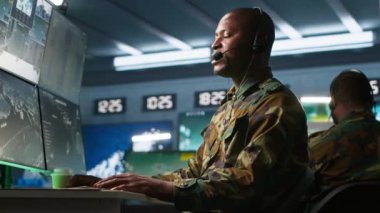 Askeri uzman savaş odasında gözetleme teknisyeni olarak çalışıyor, hedef verileri değerlendiriyor, sesli konuşmalar yapıyor. Merkez müttefik birliklerle temas halinde. Düşman kuvvetleri, kamera A ile çatışmaya giriyorlar.