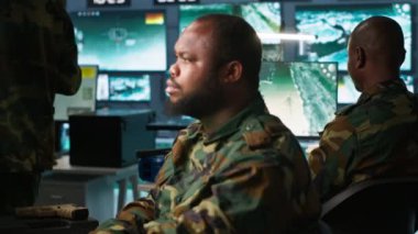 Karşı istihbarat uzmanı askeri karargahta düşman birlikleri hakkında bilgi topluyor. Operasyon üssündeki Afrikalı Amerikan ajanı düşman savunmasızlığını, takibi, kamera A 'yı değerlendiriyor.