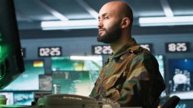 Askeri karargahtaki özel kuvvetler profesyoneli düşman birlikleri hakkında bilgi topluyor. Operasyon üssündeki izleme ekipmanlarını kullanarak düşman savunmasızlıklarını, kamera A 'yı değerlendiriyor.