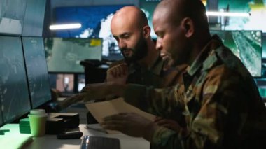 Ordu subayları komuta merkezinde beyin fırtınası yapıyor, istihbarat dosyalarına bakıyorlar. İstihbarat uzmanları, düşman stratejisi ve kamera A hakkında bilgi almak için görev evraklarını okudular.