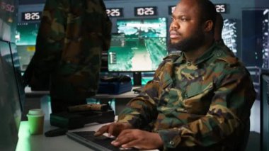 Karşı istihbarat uzmanı askeri karargahta düşman birlikleri hakkında bilgi topluyor. Operasyon üssündeki Afrikalı Amerikan ajanı düşman savunmasızlığını, takibi, kamera B 'yi değerlendiriyor.