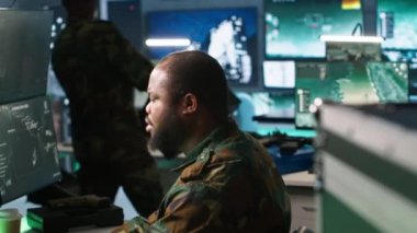 Askerler askeri üste görevler yapıyor, radarları kullanıyor, balistik roketleri durduruyor ve yok ediyor. Yetkisiz hareketler için ordu merkezinin güvenlik kameralarını izleyen bir adam, takip füzeleri, kamera A