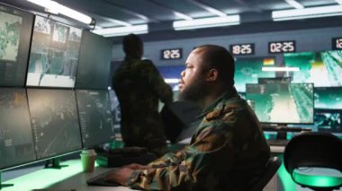 Askerler askeri üste görevler yapıyor, radarları kullanıyor, balistik roketleri durduruyor ve yok ediyor. Ordu karargahının güvenlik kameralarında izinsiz hareketlilik var mı, takip füzeleri, kamera B