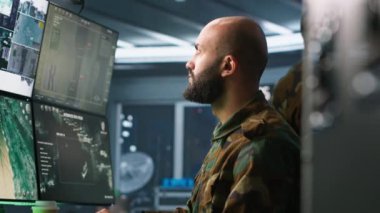 Askeri ajan kontrol odasında çalışıyor, hava keşif verilerini analiz ediyor. İstihbarat Teşkilatı Ajanı İHA 'ları kontrol ederek stratejik hedeflere saldırıyor.