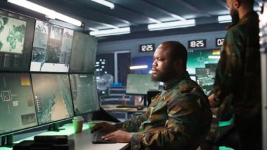 Ordu subayı, takip cihazlarıyla elde edilen düşman bilgilerini aktarmak için telefon görüşmesi yapıyor. Ordu uzmanı telefonda konuşuyor, istihbarat veriyor birliklere yardım ediyor, görev faaliyetlerini koordine ediyor, kamera B