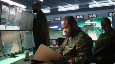 Komuta merkezindeki ordu subayı düşman savaş düzeni hakkındaki istihbarat dosyalarını alıyor. Rakip strateji ve kamera B hakkında bilgi toplamak için istihbarat uzmanı dava dosyasını okuyor.