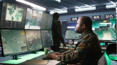 Komuta merkezindeki subay, meslektaşı tarafından düşman birlikleri hakkında bilgi toplamak, analiz etmek ve planlamak için yardım edildi. Operasyon merkezindeki ajanlar, düşmanların zayıf noktalarını değerlendiriyor.