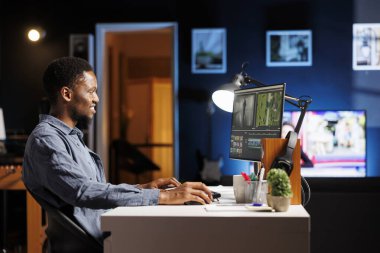 Renk düzeltmesi ve görsel efektler kullanarak kurgu yaratmak için yaratıcı yazılım üzerinde çalışan video düzenleyici. Dijital kurgu grafikleri ve film sonrası prodüksiyon gradyanı, beyaz dengesi.