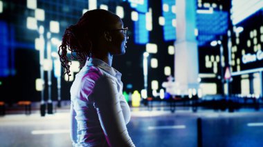 Öforik insan etrafta dans ediyor ve diğer insanları selamlıyor, gece vakti kasaba bulvarında yürüyor. Gökdelenlerle çevrili metropoliten caddelerde gezinirken, kendini beğenmiş kadın eğleniyor.