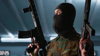 Düşman karargahına saldıran terörist tehditleri arıyor. Düşman üssü saldırısı sırasında isyancı teftiş odası gerilla çatışmasında silahlı soygun, kamera A