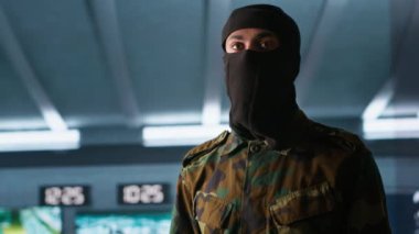 Maskeli bir terörist tüfekle düşmana karşı gerilla savaşı başlatmaya hazırlanıyordu. İsyancı, gizli üste silahlı direnişçilere saldırıyor. Rakiplerine, kamera A 'ya.