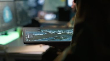 Ordu mensubu, komuta merkezinde bulunan füze savunma sistemini kullanarak balistik roketlerin önünü kesmek için tasarlandı. Cihaz üzerindeki izleme yazılımını kullanarak uzmanları kapat, kamera A