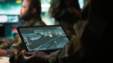 Ordu telekomünikasyon sistemi operatörü tablette uydu yazılımı kullanarak savaş desteği sağlıyor. Taşınabilir cihaz ve kamera B ile iletişim ağlarını yöneten askeri sevkiyat memuru.