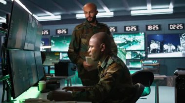 Komuta merkezindeki ordu subayları düşman savaş düzeni hakkındaki istihbarat dosyalarına bakıyorlar. İstihbarat teşkilatı meslektaşları, karşı tarafın stratejisi ve kamera B hakkında bilgi toplamak için dava dosyasını okudu.