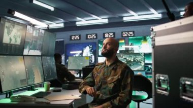 Askeri ajan kontrol odasında arttırılmış gerçeklik teknolojisi kullanıyor, hava keşif verilerini analiz ediyor. İstihbarat birliği uzmanı AR hologramı ve kamera B kullanarak stratejik hedeflere saldıran İHA 'ları kontrol ediyor.