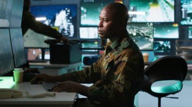 Askerler, düşmana karşı bilgi toplamak için izleme cihazlarına bakıyor. Ordu Komuta Merkezi çalışanları istihbarat toplamaya, askerlere yardım etmeye, görev faaliyetlerini koordine etmeye, kamera A 'ya geçmeye çalışıyorlar.