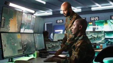 Komuta merkezindeki ekranlara bakan ordu meslektaşları füze savunma sisteminde balistik roketleri durdurmak için tasarlandı. İzleme cihazları ve radar sistemleri kullanan uzmanlar, kamera B