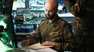 Yorgun ordu subayı düşman hakkında istihbarat alıyor, yorgun hissediyor. Muhalif strateji ve kamera A hakkında bilgi toplamak için görev dosyasını okurken çok çalışan ordu uzmanı yorgun hissediyor.