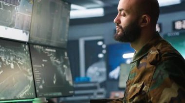 Askeri karargahta vatanseverlik görevini yapan bir asker düşman birlikleri hakkında bilgi topluyor. Subay, düşman savunmasızlığını değerlendirmek için yüksek teknoloji izleme cihazı kullanıyor. Kamera A.