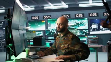 Yorgun ordu subayı düşman hakkında istihbarat alıyor, yorgun hissediyor. Muhalif strateji, kamera B hakkında bilgi toplamak için görev dosyasını okurken çok çalışan ordu uzmanı yorgun hissediyor.