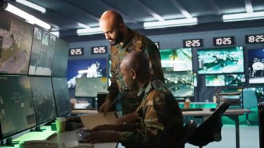 Ordu subaylarından oluşan bir ekip, düşmana karşı bilgi toplamak için izleme ekipmanı kullanıyor. Ekip çalışanı iş arkadaşları istihbarat toplamaya çalışıyor askerlere yardım ediyor, görev faaliyetlerini koordine ediyor, kamera B