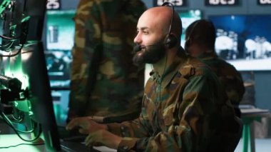 Askeri karargahtaki görevleri çözen asker düşman birlikleri hakkında bilgi topluyor. Operasyon üssündeki Orta Doğulu ajan düşman savunmasızlığını, takibi, kamera A 'yı değerlendiriyor.