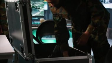 Ordu askerleri uzun menzilli hedeflere doğru ve öldürücü ateş açarak ateş edebilirler. Askeri birlikler silahları mermilerle dolduruyor, düşman bastırma görevi için hazırlanıyorlar, kamera A