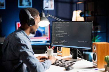 Teknik uzman evdeki Html yazılım kodları üzerinde çalışıyor, bir terminal penceresinden yön buluyor. Serbest çalışan sistem mühendisi ve makine öğrenimi olarak güvenlik ve koruma için bir sunucu hata ayıklama.