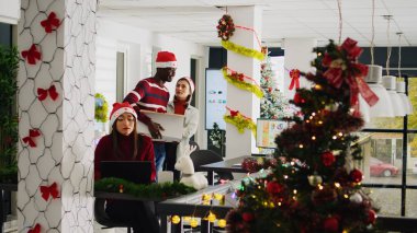 Son gün işten kovulduktan sonra, süslü püslü ofis eşyalarının toplandığı üzgün bir işçi. Personel üyesi, Noel 'den önce işten çıkarıldıktan sonra iş arkadaşı tarafından teselli ediliyor.