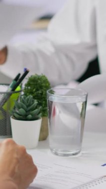 Vertical Video Job adayı özgeçmişini özgeçmişindeki deneyime odaklanarak görüşmeye başlamak üzere İnsan Kaynakları uzmanlarından oluşan bir ekibe teslim etti. Potansiyel kariyer gelişimini tartışıyoruz. Kapat.