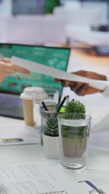 Vertical Video Job adayı özgeçmişini özgeçmişindeki deneyime odaklanarak görüşmeye başlamak üzere İnsan Kaynakları uzmanlarından oluşan bir ekibe teslim etti. Potansiyel kariyer gelişimini tartışıyoruz. Kapat.