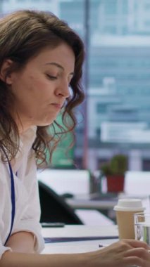 İş görüşmelerinden sonra seçim sürecine giren dikey video uzmanları özgeçmişlerine dayanarak doğru adayı dikkatle seçiyorlar. Profesyonel işverenler nitelikleri gözden geçiriyorlar