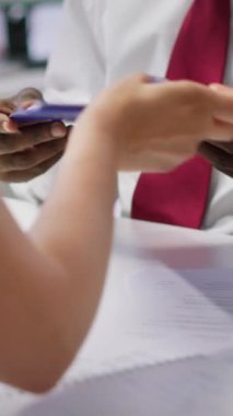 Vertical Video Job adayıyla ofiste iş sözleşmesini imzalamak, çalışanlarla el sıkışmak ve kariyerini geliştirme şansı için onlara teşekkür etmek üzere röportaj yaptı. İş teklifi