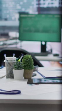 Dikey Video Boş modern ofis kurulumu, işe alım sürecine ve yeni personel alımına odaklanmış, iş adamları kariyerlerini çok uluslu bir şirkette geliştiriyorlar. İşgücü planlaması.