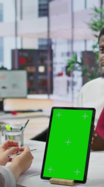 Vertical Video Job başvurucusu ve işvereni, izole edilmiş bir model ile üst düzey bir şirket ofisinde yapılan bir röportajda tartışıyorlar. İş adamı ve İK çalışanı kariyer geliştirme fikirlerini paylaştı