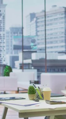 Dikey Video Boş üst düzey kurumsal ofis iş görüşmeleri ve işe alım süreci, veri ve bilgi içeren bir bilgisayar için hazırlandı. İş kariyeri geliştirme.