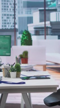 İş görüşmeleri için tasarlanmış dikey Video Boş modern ofis çalışma alanı, işe alım sürecinde gelişmiş teknoloji kullanan profesyoneller seçime devam ediyor.