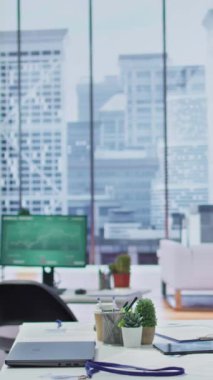 Dikey Video Profesyonel ofis alanı, işe alım işlemleri için kullanılan teknolojik araçlarla, yeni personel alarak küresel işletmeleri destekliyor. Kariyer geliştirme için iş görüşmeleri.