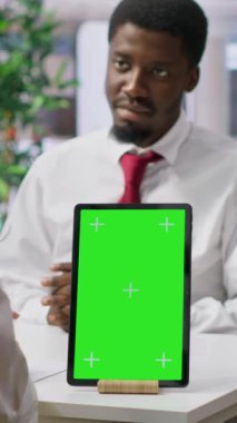 Tabletteki krom anahtar ekranın yanında iş başvurusunda bulunan askerlerden oluşan dikey video ekibi özgeçmişini inceliyor ve niteliklerini tartışıyor. İK departmanı iş teklifi yapıyor. Kamera A.