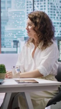 Dikey Videocu Kadın, HR bölümündeki bir iş görüşmesi sırasında bir iş adayıyla görüşüyor. Yetenek kazanma. Eleman avcısı işveren yetenekli yeni personel arıyor. Kamera A.