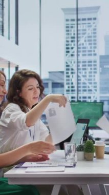 Engelli bürosundaki bir iş görüşmesine katılan kronik bozukluk olan Dikey Video Adayı, İK ekibiyle kariyer gelişimini tartıştı. Eşit istihdam şansı. Kamera B.