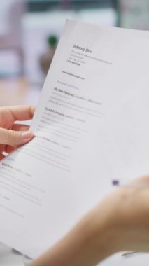 İş görüşmesinden sonra aday CV 'yi analiz eden dikey video işverenleri, tüm nitelikleri ve iş yönetimi bilgisi veya deneyimini dikkatle değerlendiriyorlar. Seçme süreci