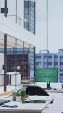 Dikey Video Boş modern ofis kurulumu, işe alım sürecine ve yeni personel alımına odaklanmış, iş adamları kariyerlerini çok uluslu bir şirkette geliştiriyorlar. İşgücü planlaması.