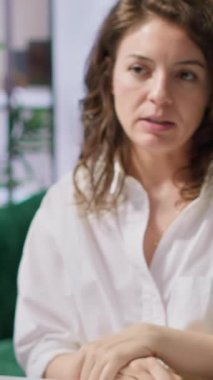 Dikey Video Çalışanları, üst düzey bir ofiste başvuran kadın başvuru sahibi ile görüşerek niteliklerini ve yeteneğini değerlendiriyor. İş idaresi tecrübesi olan personel arayan İK çalışanı