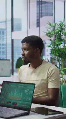 Vertical Video Professional iş kadını, resmi görüşme sırasında bir iş adayının özgeçmişini inceleyerek, bunların deneyim, beceri ve genel olarak girişim konumuna uygunluklarını değerlendiriyor. Kariyer