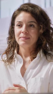 Görüşme sırasında yetenekli bir iş adayıyla görüşen dikey video uzmanı, çok uluslu bir şirkette eleman arıyor. İş kadını iş teklifi için başvuruyor. Kamera.