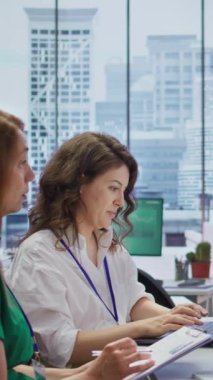 Vertical Video Job adayı, üst düzey ofislerdeki mülakat ekibinin karşısında oturuyor, niteliklerini sunuyor ve şirket içindeki çeşitli iş fırsatları veya kariyer yollarını tartışıyor. İstihdam